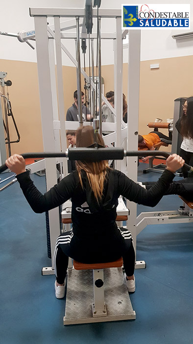 En forma en el gimnasio